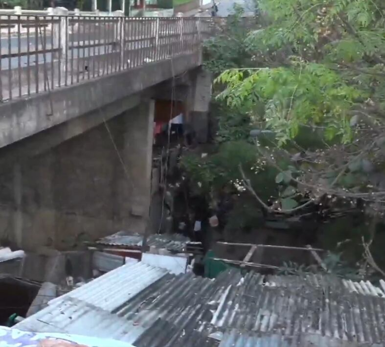Familias viven bajo un puente mientras que el gobierno pide más plata para un obelisco