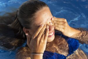 ¿Te arden los ojos en la piscina y se ven rojos? ¡El cloro no es el único responsable!