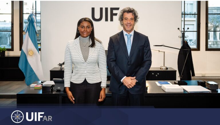 Encuentro del presidente de la Unidad de Investigación Financiera con la embajadora de Ecuador