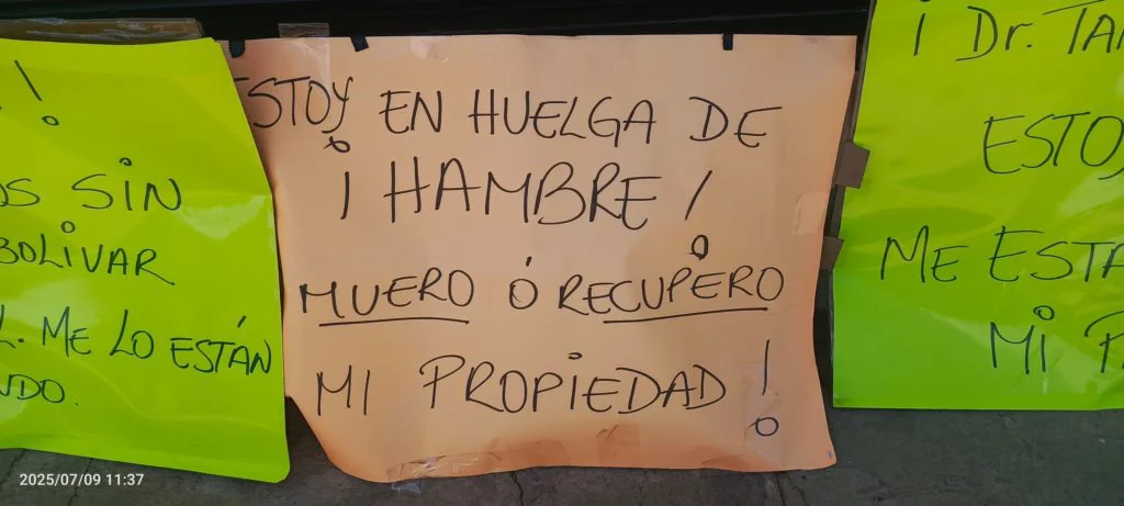 Hombre se encadena a local en Porlamar en reclamo de su propiedad