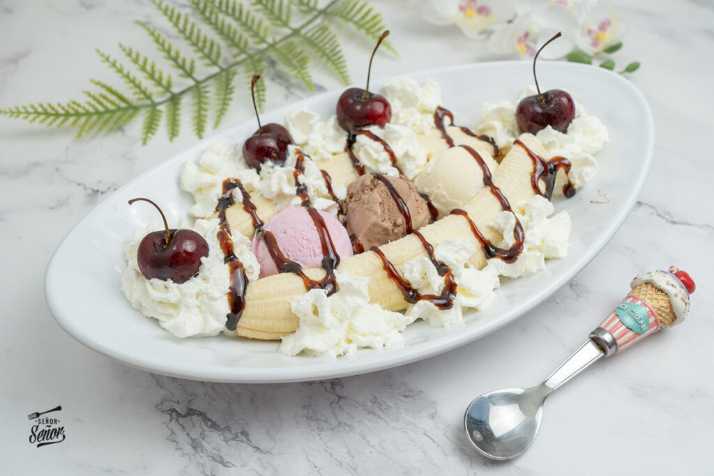 Banana split. Receta del clásico postre de helado