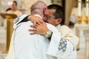 Cuidar al que cuida: la salud mental de nuestros sacerdotes también importa