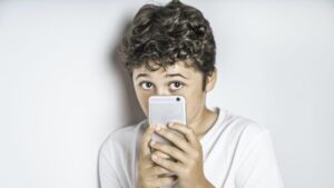 Diccionario de emojis para entender y prevenir riesgos en la adolescencia