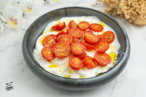 Ensalada de tomates cherrys y burrata. Receta sana y fácil