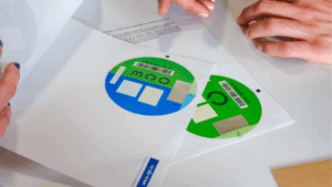 Si aún no tienes la etiqueta de la DGT para las Zonas de Bajas Emisiones, esto es lo que debes hacer