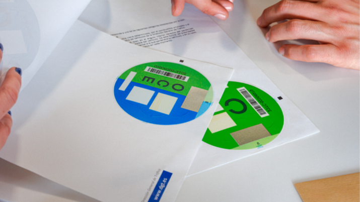 Si aún no tienes la etiqueta de la DGT para las Zonas de Bajas Emisiones, esto es lo que debes hacer