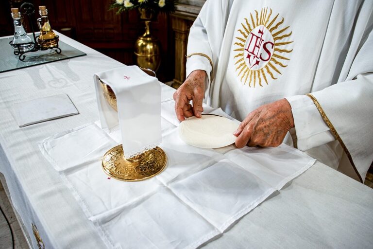 Glosario católico para entender la Misa: Salmo, Evangelio, Eucaristía y otros términos