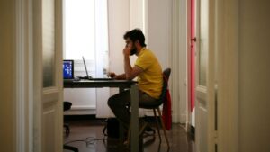 Hombres, trabajemos para la gloria de Dios.