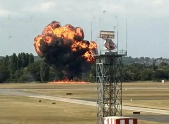 Avioneta se estrella al despegar en el aeropuerto Southend de Londres