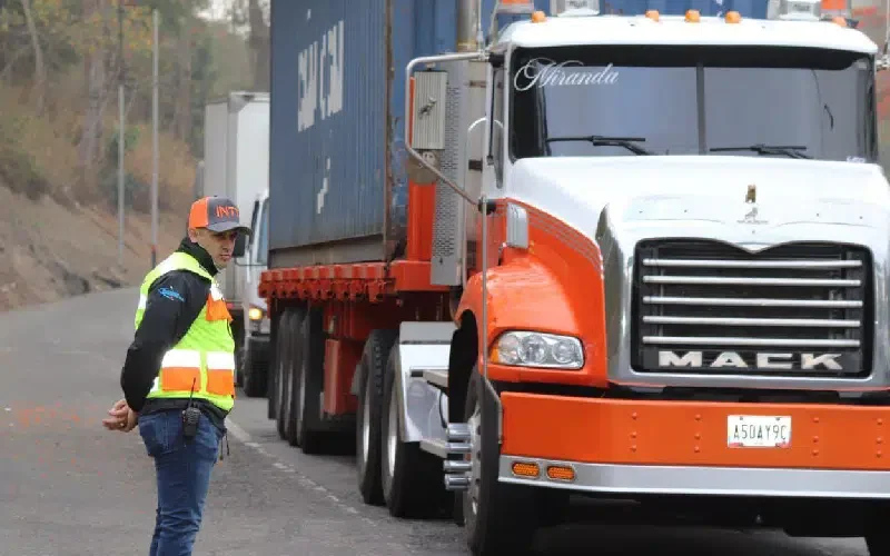 Restringirán transporte de carga pesada desde el 26 hasta el 28 de julio