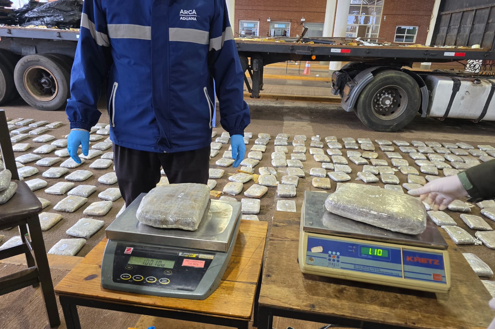 Frontera Argentina – Paraguay: la Aduana descubrió 700 kg de marihuana en un camión que transportaba arroz