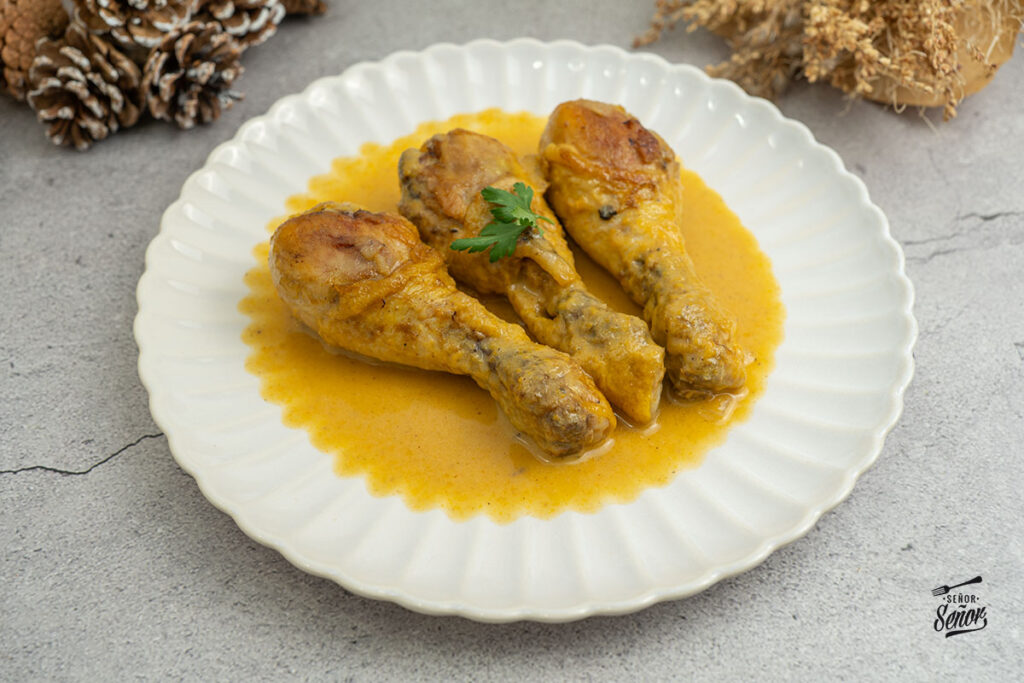 Jamoncitos de pollo en salsa. Receta casera de la abuela