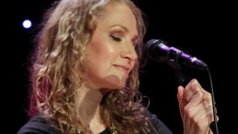 08-07-2025 Celebramos el cumpleaños de Joan Osborne, cantante estadounidense