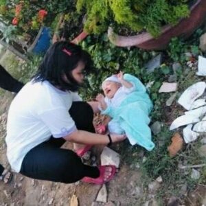 Sacerdote y monjas rescatan a bebé abandonado cerca de un basurero