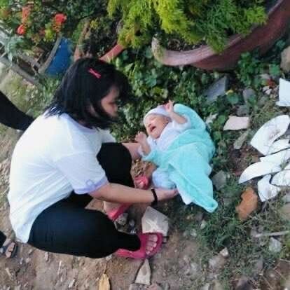 Sacerdote y monjas rescatan a bebé abandonado cerca de un basurero