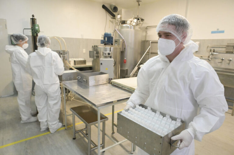 El laboratorio de las Fuerzas Armadas, un proveedor estratégico que avanza con la elaboración de productos 