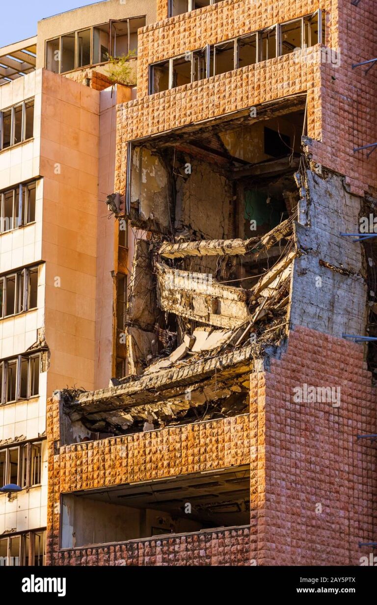 las-ruinas-del-edificio-del-ministerio-de-defensa-por-los-bombardeos-de-la-otan-belgrado-serbia-2ay5ptx