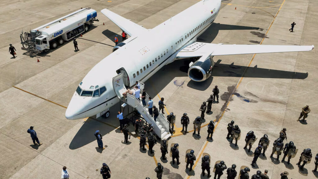 Venezuela acusa a El Salvador de torturar migrantes durante su estadía en el CECOT