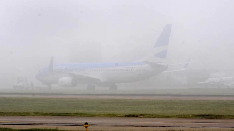 La niebla provoca demoras y desvíos de vuelos en Ezeiza y Aeroparque