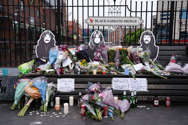 Muerte de Ozzy Osbourne: se realizó el multitudinario cortejo fúnebre en su ciudad natal Birmingham