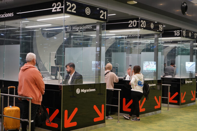 Migraciones refuerza la atención en aeropuertos, puertos y pasos fronterizos por el receso invernal