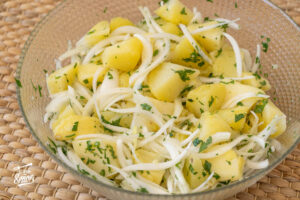 Papas aliñás. Receta de tapa andaluza