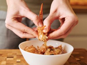 Ensalada de canónigos y rúcula con langostinos y aguacate