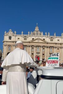Entre la multitud, joven influencer logra entregar personalmente una pizza al Papa León XIV