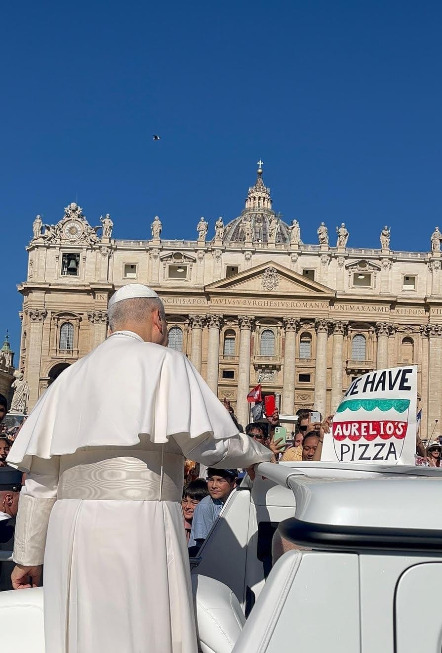 Entre la multitud, joven influencer logra entregar personalmente una pizza al Papa León XIV
