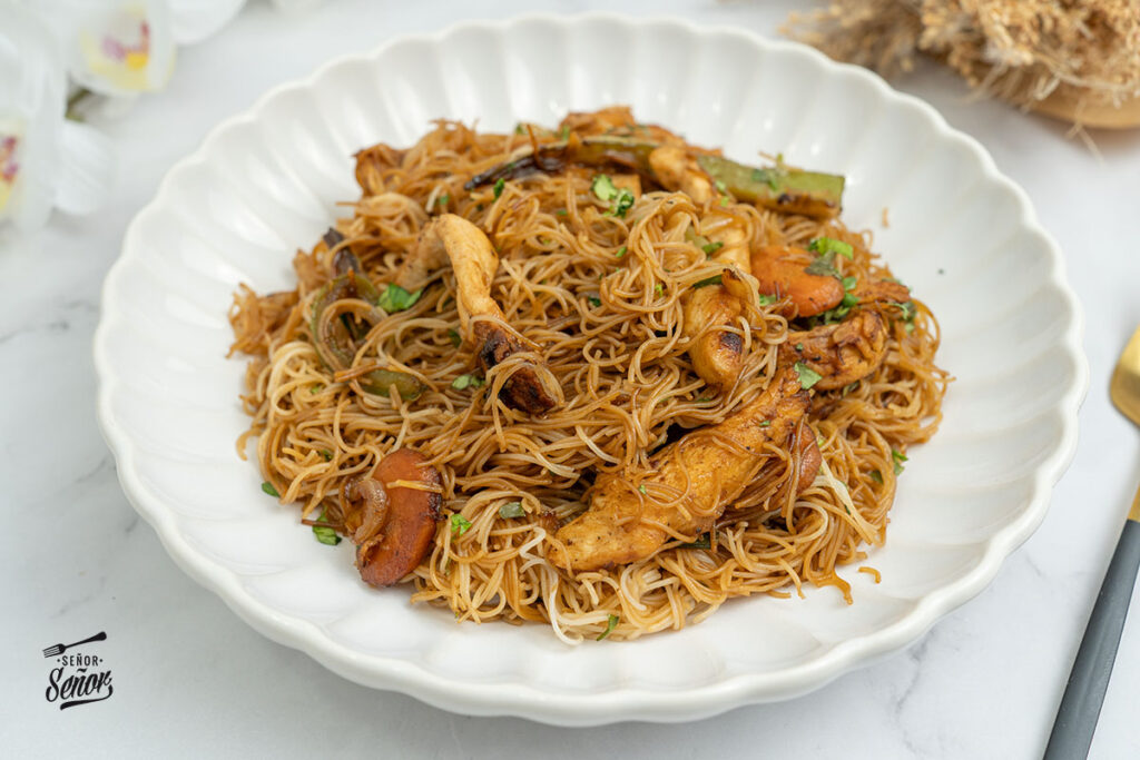 Vermicelli con pollo y verduras. Receta sana y fácil