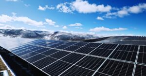 La industria china lleva años tirando los precios de los paneles solares. Ahora un 30% de sus trabajadores está en la calle