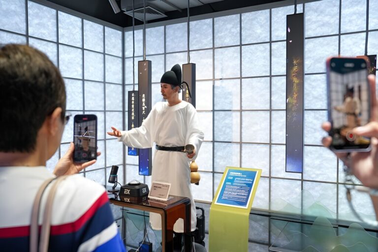 China acaba de inaugurar la primera megatienda de robots humanoides. Lo que viene después promete aún más