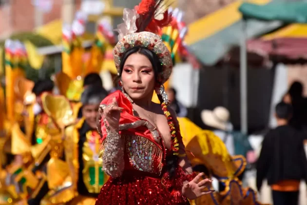 Miles de fieles y danzarines muestran su devoción a la Virgen de Urkupiña