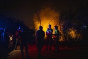 Los bomberos controlan el incendio que ha obligado a confinar dos campings en Gerona