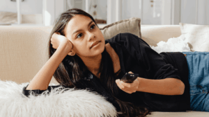 Chica-tumbada-mando-distancia-viendo-pelicula-715x402-1