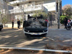 Video: camioneta vuelca al ser chocada en la avenida Boggiani de Asunción