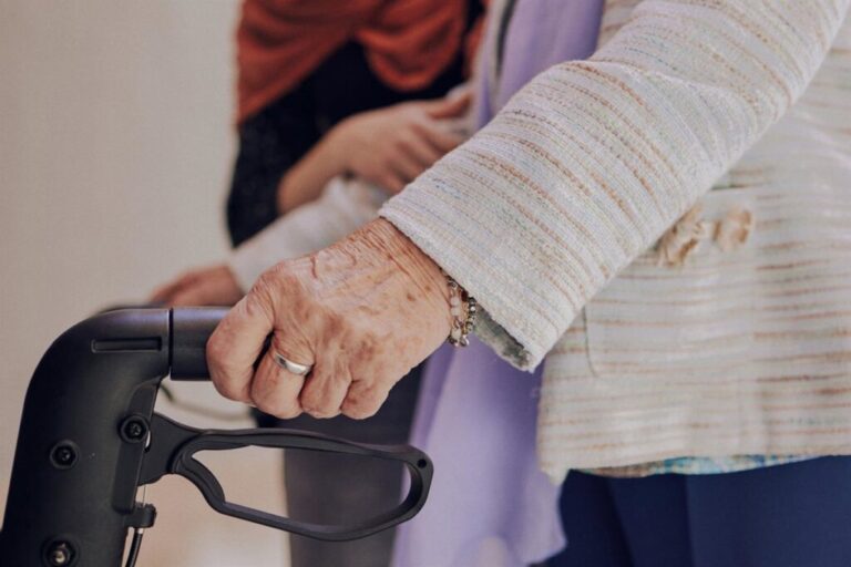 La soledad no deseada en personas mayores se intensifica en verano, afectando su bienestar físico y emocional.