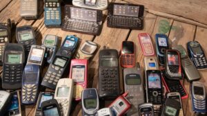 No tires tu viejo móvil: así puedes convertirlo en una cámara de seguridad gratis y otros usos más