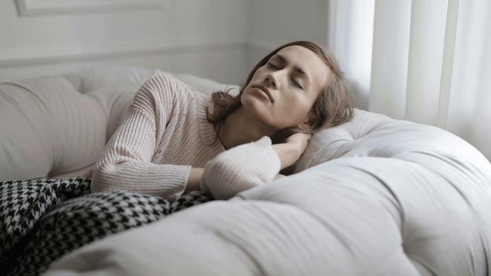 Hay un motivo por el cual no deberías dormir con la televisión encendida
