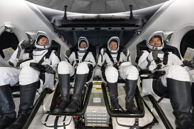 Los cuatro astronautas de la misión Crew-10 regresan a la tierra tras cinco meses en órbita