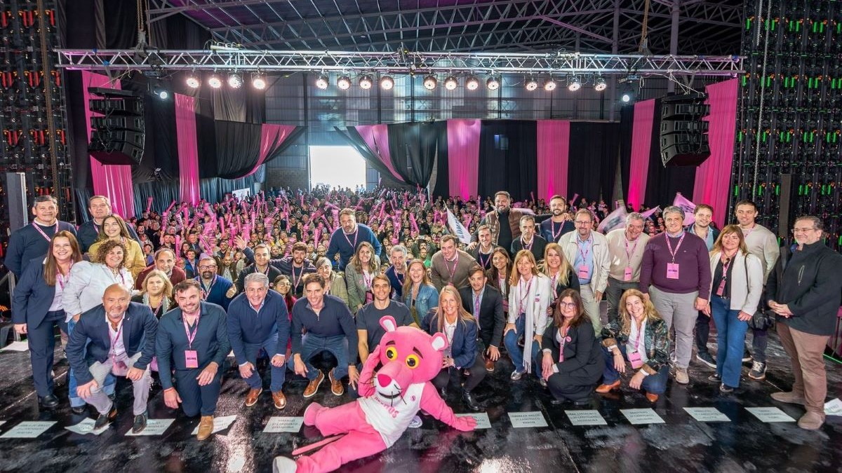 HECHOS: intendentes, legisladores, dirigentes y candidatos de los quince distritos en San Nicolás