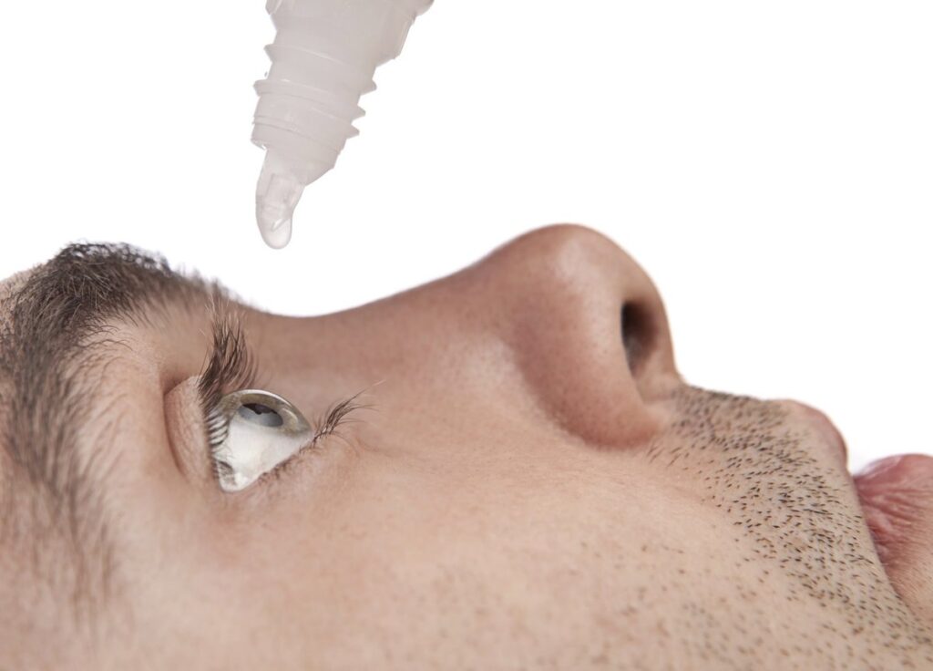 ¿Se acabó la presbicia? EE. UU. aprueba un colirio que mejora la visión cercana por 10 horas.