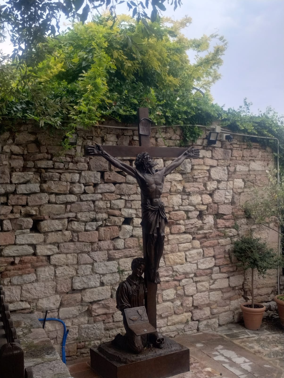 A pocos días de su canonización, inauguran escultura de Carlo Acutis cerca a su tumba