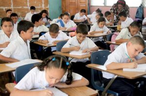 CARNET DE VACUNACIÓN PARA EL RETORNO A CLASES: Educación llama a activar medidas de bioseguridad