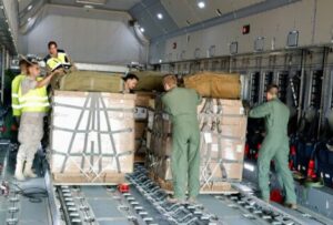 Mercaderes de Gaza venden por 90 euros los paquetes de comida y ayuda que lanzó España