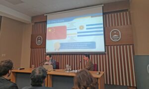 Embajador de China en Uruguay destacó el potencial de la relación bilateral en conferencia en la UCU