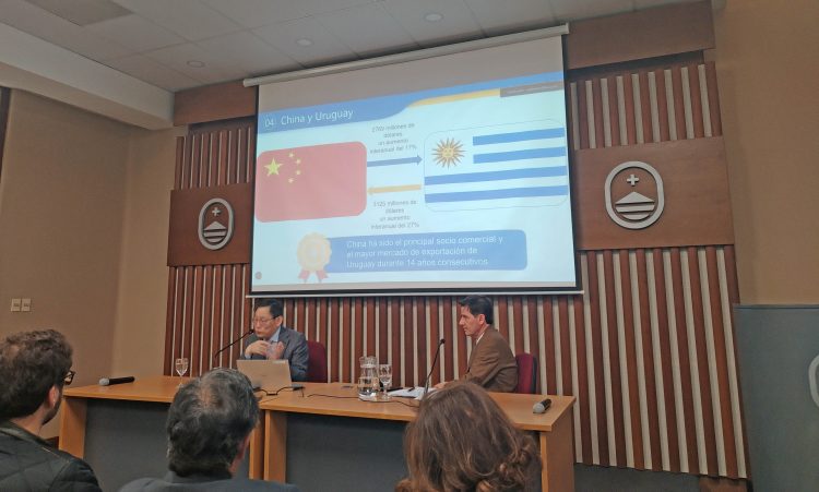 Embajador de China en Uruguay destacó el potencial de la relación bilateral en conferencia en la UCU
