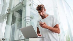 Por qué deberías evitar redes WiFi públicas en hoteles y aeropuertos este verano