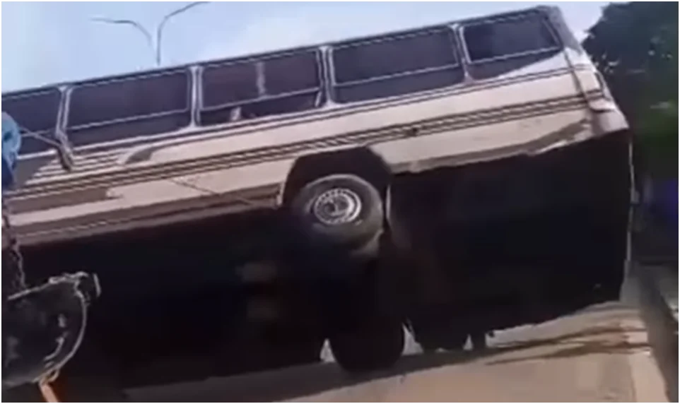 ¡AHORA! Volcamiento de autobús en la Av. Fucho Tovar – Margarita