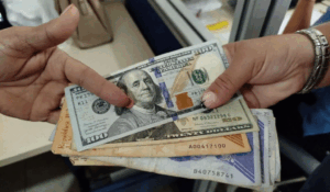 Inició el pago del bono “Beca Universitaria”: ¿de cuánto es el monto?